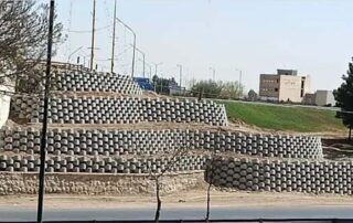 گلدان بتنی گلفوژ نصب شده در دیوار نگهبان شهری