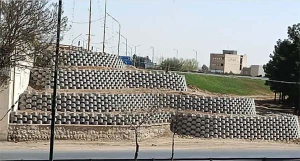گلدان بتنی گلفوژ نصب شده در دیوار نگهبان شهری